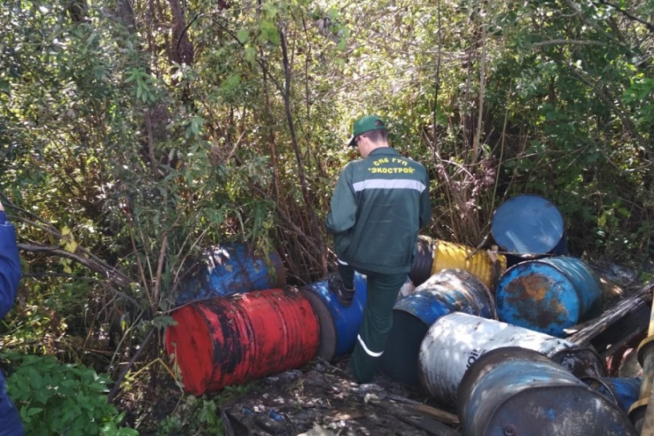 Ликвидирована свалка бочек с нефтепродуктами на реке Черная в Ломоносовском районе