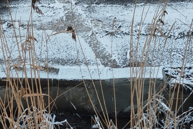 В Янино демонтирована труба с грязными сточными водами