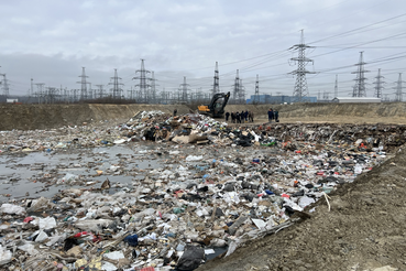 Захоронение отходов под слоем песка и грунта