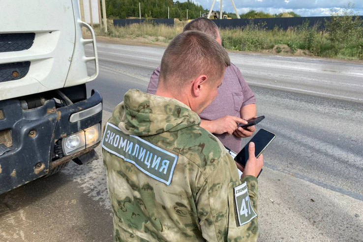 Экологический патруль проверил соблюдение требований по транспортировке отходов на дорогах Всеволожского и Кировского районов