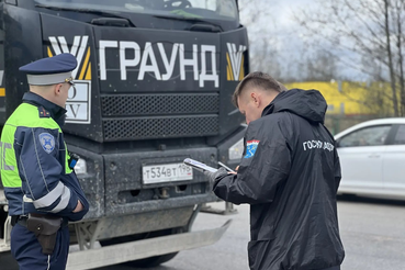 Рейд в Ломоносовском районе. Два самосвала отправились на стоянку Экомилиции.