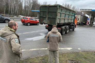 Экоинспекторы проводят рейд на Дороге жизни