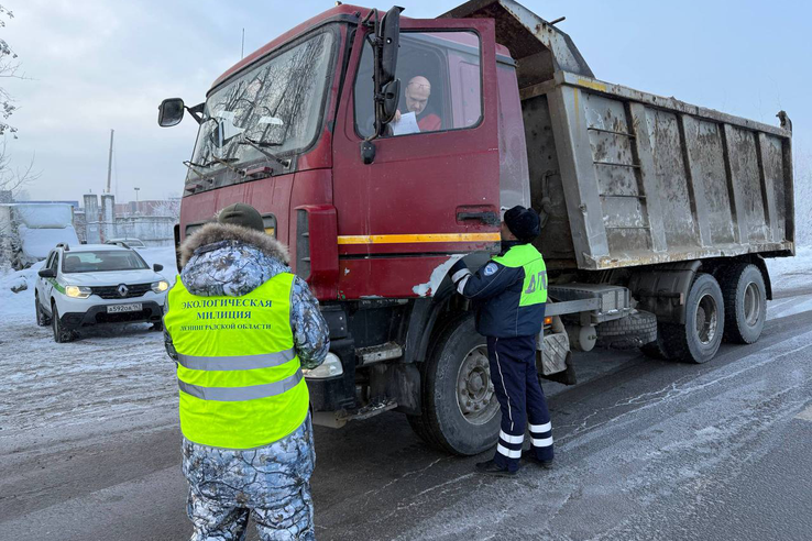 Эконадзор и Экомилиция провели рейд на маршруте следования перевозчиков строительных отходов в Ломоносовском районе.