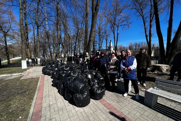 Комитет эконадзора и экомилиция провели субботник на местах памяти в Кировске