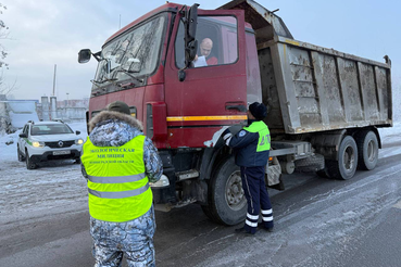 Эконадзор и Экомилиция провели рейд на маршруте следования перевозчиков строительных отходов в Ломоносовском районе.