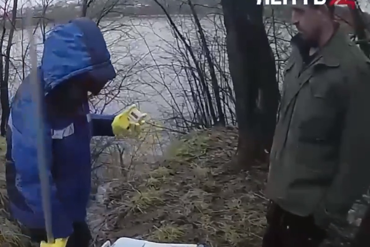 Сотрудники Комитета Эконадзора Ленобласти выясняют причины загрязнения реки в Волхове.